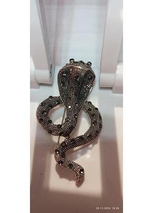 Брошь брошка металл змея кобра королевская металл зеленые камни год змеи-2025