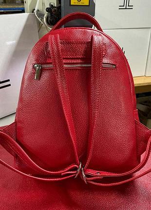 Рюкзак из кожи флотар черного цвета с передними карманами на молнии красный