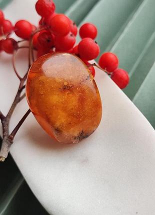 Бурштин натуральний. брошка з бурштину. броша з натурального бурштину. бурштинова прикраса.