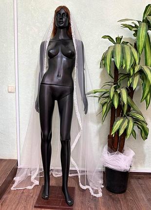 Фата длинная в пол расшита бисером, на гребне