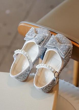 Блестящие туфельки для девочки