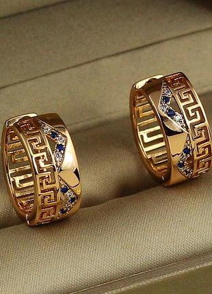 Серьги кольца хuping jewelry широкие колечки с греческим рисунком и синими камнями 2 см золотистые