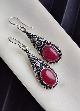 Сережки з каменем індійський рубін. рубін в сріблі. кульчики з індійського рубіну. індія.