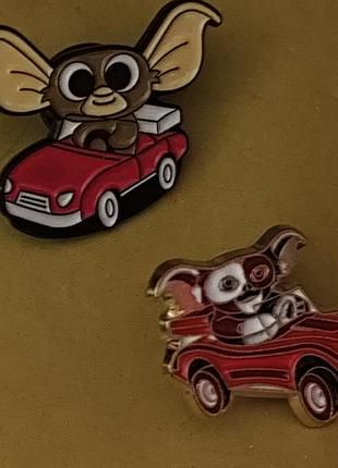 Брошка брошь пин значок металл гизмо гоблин на машине авто красное