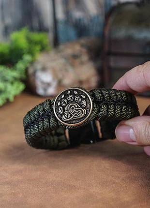Браслет с бусиной печатка велеса в плетении из паракорда fishtail с оплеткой на металлическом фастексе