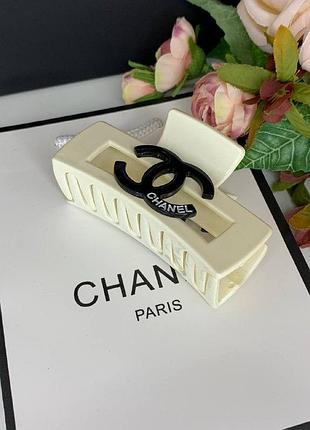 Крабик для волос прямоугольной формы белого цвета с крупным лого черного цвета