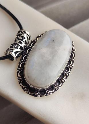 Місячний камінь підвісок овал. кулон з натуральним адуляром. підвіс з місячного каменю. індія.