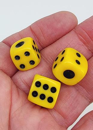 Кубик игральный, акриловый 14 мм. (цвет-желтый с черным) 1 шт. арт. 05777