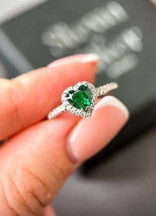 Серебряное кольцо с изумрудным cердцем и фианитами в стиле pandora, 925 проба