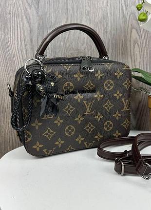 Жіноча сумка з брелоком ведмедиком, міні сумочка клатч на плече стиль луї вітон з ведмедем брелоком