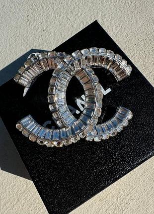 Стильна броша шанель із декором у вигляді логотипу/сріб