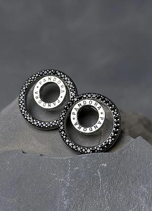 Сережки серебряные круги с фианитаии в стиле pandora, с черными и белыми камушками, пусеты, 925 проба