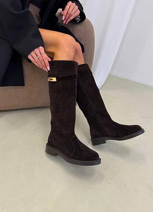 Коричневі шоколадні натуральні замшеві демісезонні демі чоботи жокеї з ремінцем пряжкою замша шоколад осінь весна