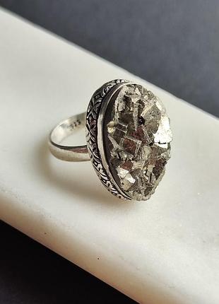 Натуральний пірит овал кільце. пірит в сріблі. пірит друза. розмір 17. індія.