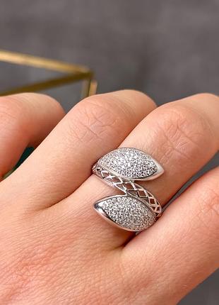 Серебряное кольцо "прикосновение цветка" с белыми фианитами, 925 проба, 18