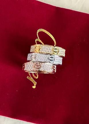 Cartier кольцо love с мелким цирконием / картье кольцо с мелкими камнями в лимонном золоте