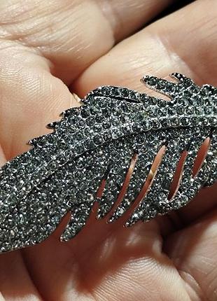 Брошка брошка сріблястий метал перо пір'їнка каміння супер красиво