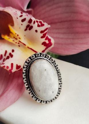 Кільце з натуральним місячним каменем. кільце овал адуляр в сріблі . розмір 17,2-17,5. індія.