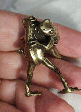 Фигурка статуэтка латунная латунь лягушка жаба две танцуют или дерутся