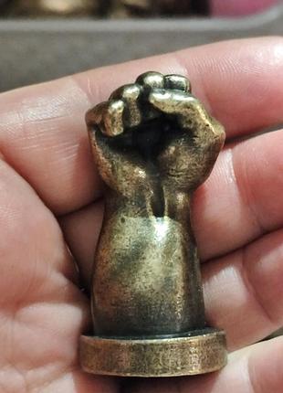 Фигурка статуэтка латунная металл латунь рука человека крепкий кулак