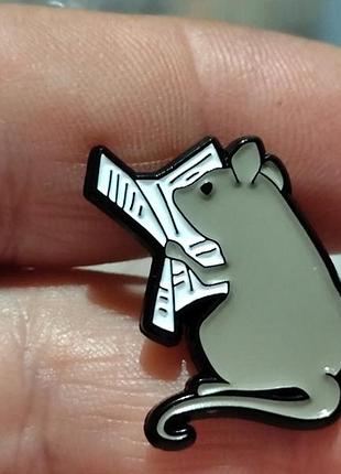 Брошь брошка пин значок серая крыса мышка мышь читает газету