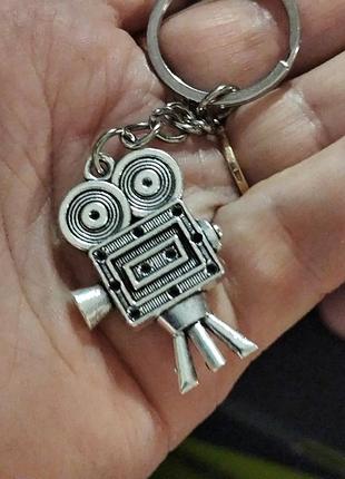 Брелок крутой кино фильм кино камерана ножках металл серебристый
