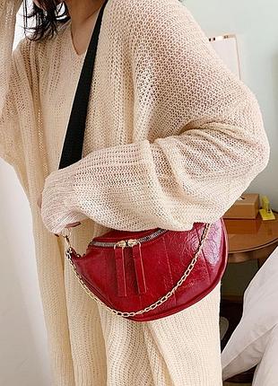 Женская сумочка бананка на плечо красный