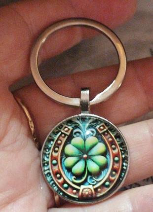 Круглый брелок на ключи на удачу клевер подкова стекло и металл