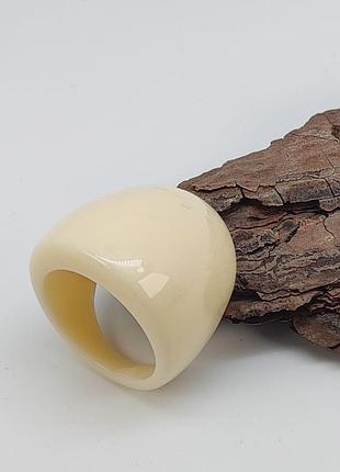 Кольцо из акрила, цвета слоновой кости (19,0 размер) арт. 06370
