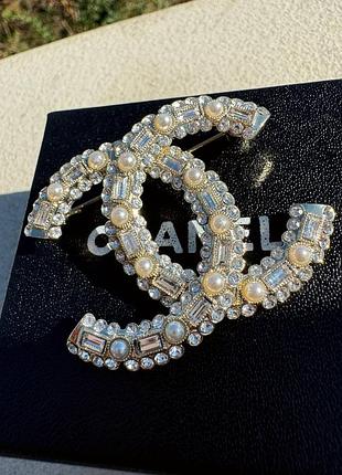 Стильные серьги гвоздики шанель / брошка с жемчугом и декором в виде логотипа / комплект позолота 18к