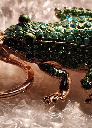 Брелок на ключі або сумку зелена велика жаба жабка золотистий метал уся в каменях