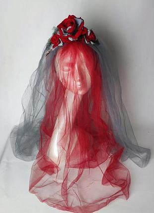 С дефектами обруч венок из крупных цветов с фатой