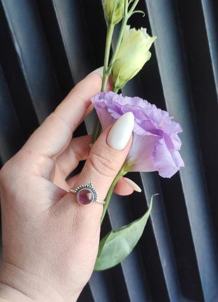 Кільце натуральний аметист. аметист коло в сріблі. каблучка мініатюрна з аметистом. розмір 17,7. індія.