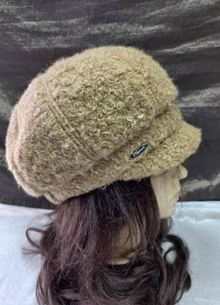 Жіночий об'ємний кепка з вовняного букле тканини гірчиці