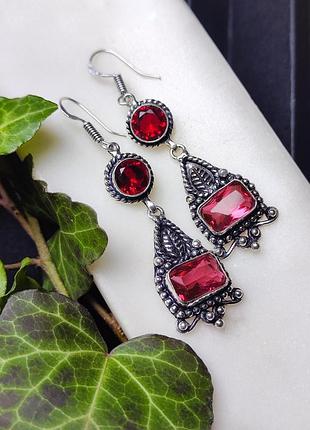 Довгі сережки з каменем гранат. сережки з гранатом коло прямокутник . індія.