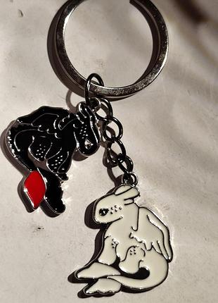 Брелок на ключи золотистый металл черный дракон беззубик и белая фурия