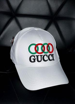 Біла чоловіча кепка