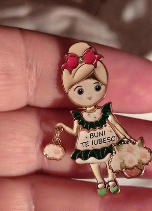 Брошка брошка пін метал емаль дівчина дівчинка з кошиком ромашок
