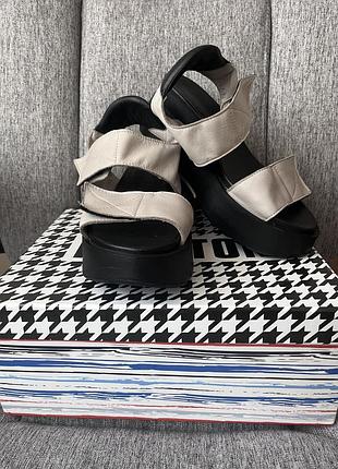 Босоніжки з м’якої натуральної шкіри, кольору беж. стан відмінний • розмір: 39, висота платформи: близько 5 см , натуральна шкіра • без рідної коробки