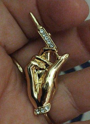 Медицинская брошь брошка пин укол рука шприц золотистый металл белые камни