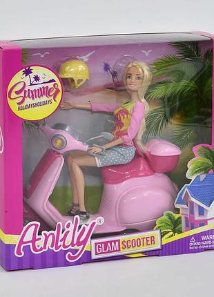 Кукла на розовом скутере в шлеме