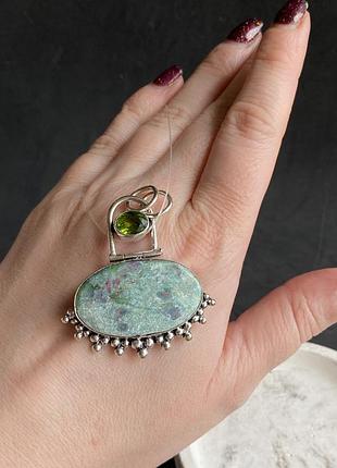 Підвісок рубін в фукситі овал та перидот підвіс з рубіну в фукситі кулон рубін в фукситі. індія.