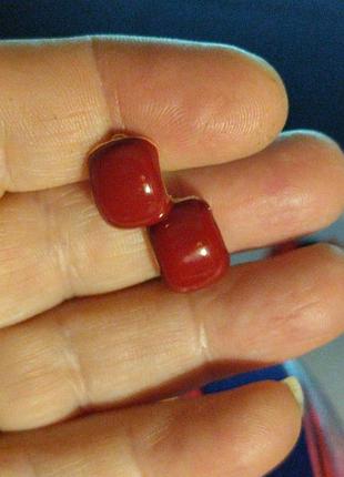 Клипсы серьги сережки (без прокола) золотистый металл бордовый пластик