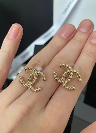 Серьги-гвоздики шанель / брендовые серьги-гвоздики позолота, люкс качество