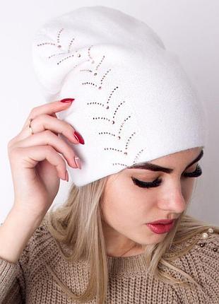 Женская шапочка из ангоры украшенная мелкими камнями белая