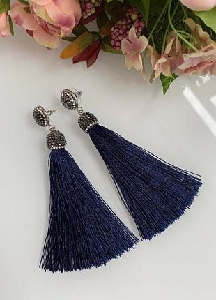 Довгі сережки-цвяшки з китицями синього кольору, вставки цирконію