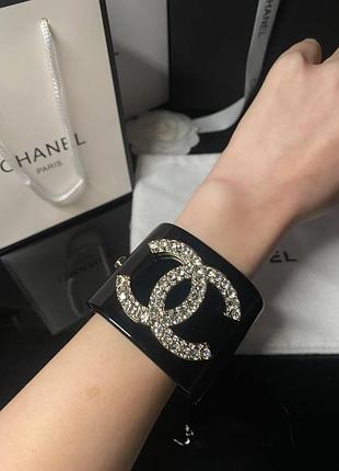 Брендовий браслет великий чорний пластиковий із логотипом /цирконій/ браслет шанель