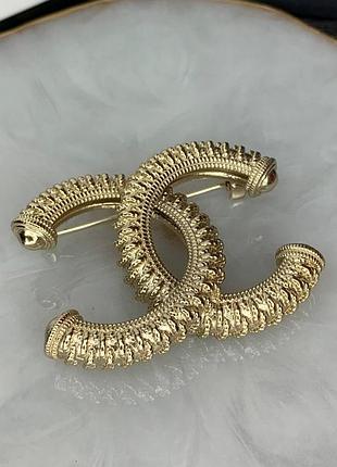 Винтажная брошь в классическом варианте логотип бренд позолота