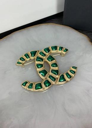 Брендова броша логотип зі зміїним мотивом у зеленому варіанті
