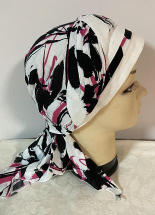 Летняя бандана-шапка-косынка-тюрбан-чалма с объёмной драпировкой белый с чёрно-малиновым
